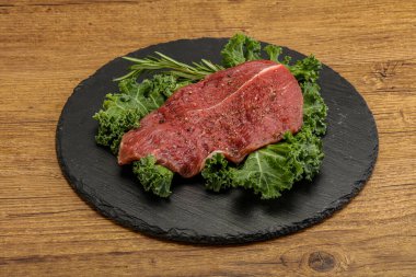 Baharatlı ızgara için çiğ biftek.