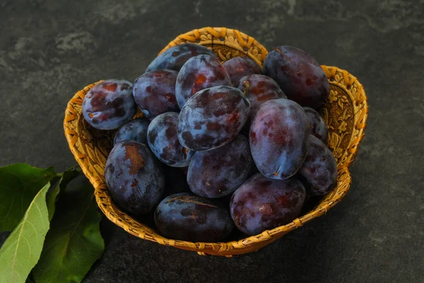 Montón Ciruela Madura Cesta Con Hojas — Foto de Stock