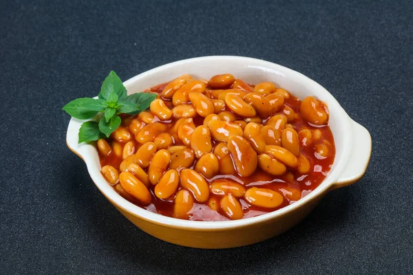 Witte Bonen Met Tomatensaus Geserveerd Basilicum Bladeren — Stockfoto