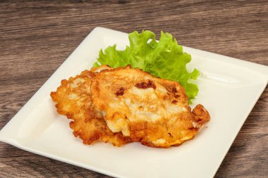 Ekmeğin içinde kızarmış morina balığı