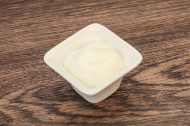 Süt ekşi krema kasede