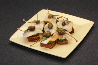 Ringa fileto kanepe aperatifi, yabanmersini ve salatalık.