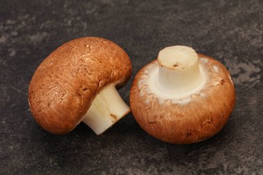 Arka planda Lezzetli Çiğ Kahverengi Şampiyonlar