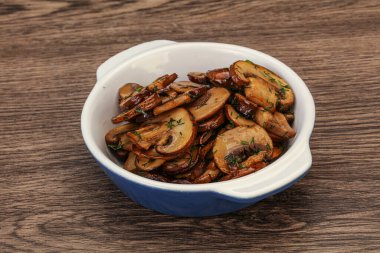 Kavrulmuş şampiyon, kasede otlar ve baharatlar var..