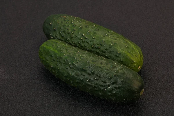 Grüne Frische Zwei Gurken Über Dem Hintergrund — Stockfoto