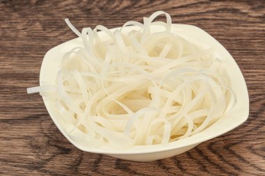 Haşlanmış pirinç eriştesi pişirmeye hazır.