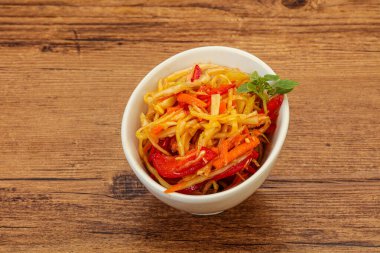 Havuç ve biberli vejetaryen lahana salatası 