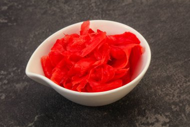 Asya mutfağı terbiye edilmiş zencefil kökü kasede.