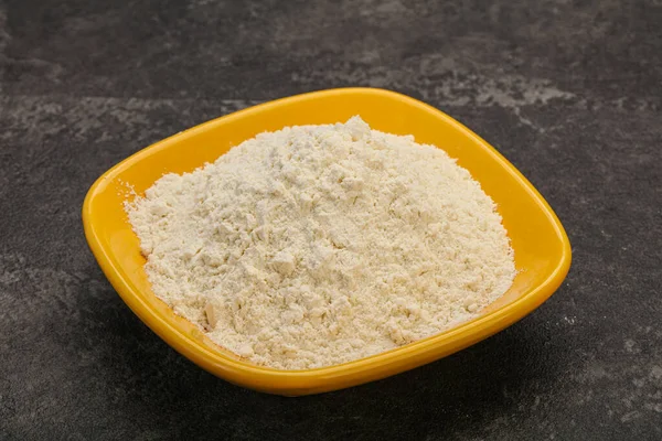 調理用のボウルに小麦粉のヒープ — ストック写真
