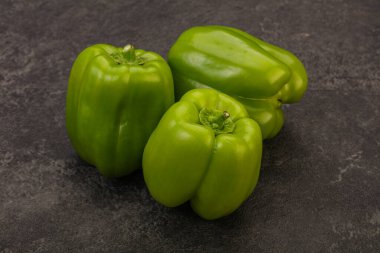 Yeşil tatlı dolmalık biber yığını 