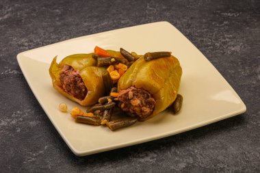 Doldurulmuş dolma dolma biber, et ve pilav.