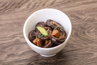 Baharatlı ve otlu terbiye edilmiş Shiitake mantarı.