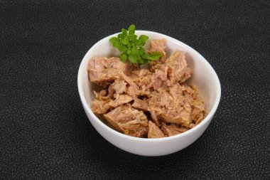 Kasede ton balığı konservesi fesleğen yaprağı var.