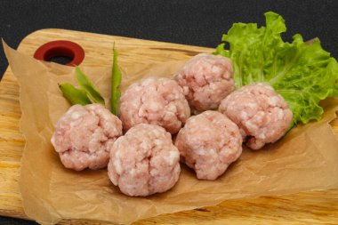 Ev yapımı çiğ domuz kıymalı köfte pişirmeye hazır.