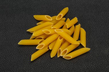 Çiğ makarna kaseye hazır.