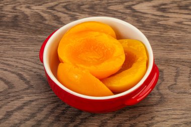 Şırıngayla marine edilmiş şeftali meyvesi.