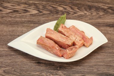 Salata için konserve ton balığı.