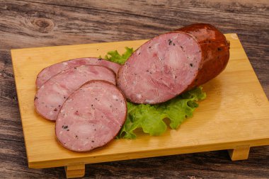 Baharatlı ve otlu füme jambon.