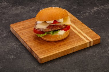 Lezzetli burger, ton balığı ve peynirli.