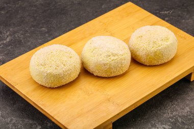 Çiğ patates ezmesi - doldurulmuş patates pirzolası - pişirmek için.