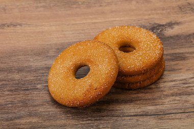 Tatlı ve çıtır çıtır zencefilli kurabiye yığını