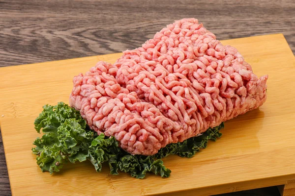 生の豚肉のミンチ肉をスパイスで調理 — ストック写真