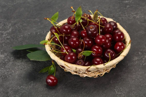 Yapraklarla dolu olgun kiraz yığını