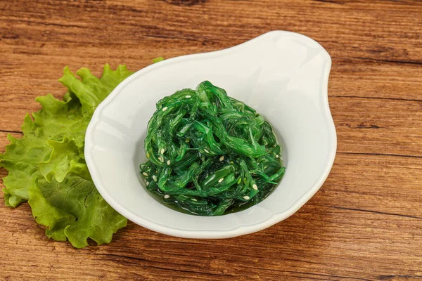 Grön Chuka Sjögräs Sallad Isolerad Vit Bakgrund Ovanifrån Wakame Sea — Stockfoto