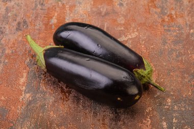 İki taze çiğ patlıcan pişirmek için izole edilmiş.