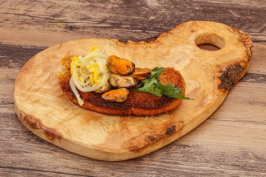 İçinde midye ve soya fasulyesi olan İtalyan uschetta.