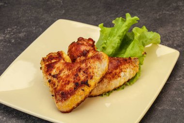 Baharatlı ve otlu kızarmış tavuk kanadı.