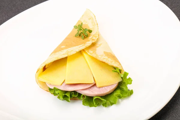 Panqueca Saborosa Com Queijo Presunto — Fotografia de Stock