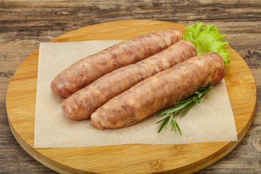 Biberiyeli ızgara için çiğ domuz eti sosisi.