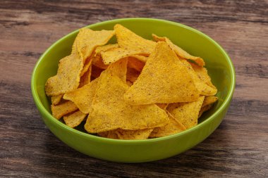 Meksika mısır cipsi üçgen yığını.