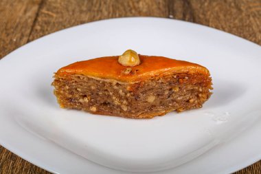 Türk baklavası bal ve fındıklı