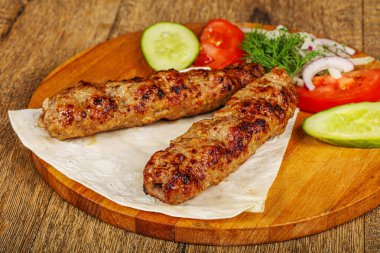 Biftek dilimlenmiş et shashlik sebze servis ediyordu.