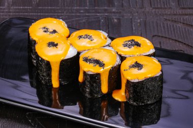 Somon ve soslu Japon makisi.