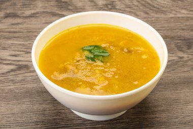 Füme et ve sebzeli bezelye çorbası.