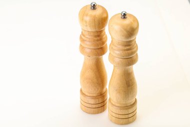 Ahşap biber ve tuz değirmeni mutfak malzemeleri.