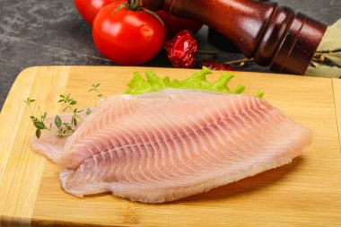 Pişirmek için çiğ tilapia balığı filetosu.