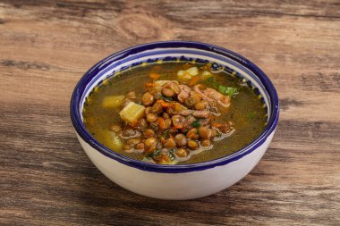 Geleneksel tavuk ve sebzeli mercimek çorbası.