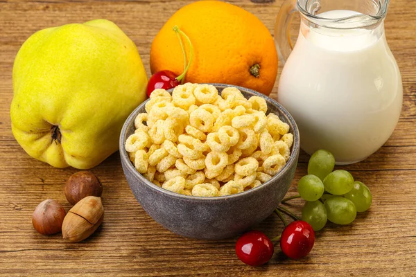 Frukost Med Majsringar Frukt Och Mjölk — Stockfoto