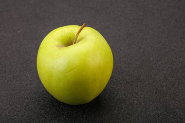 Olgun ve tatlı yeşil elma