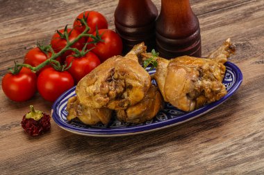 Tatlı ve baharatlı soslu tavşan yahnisi.