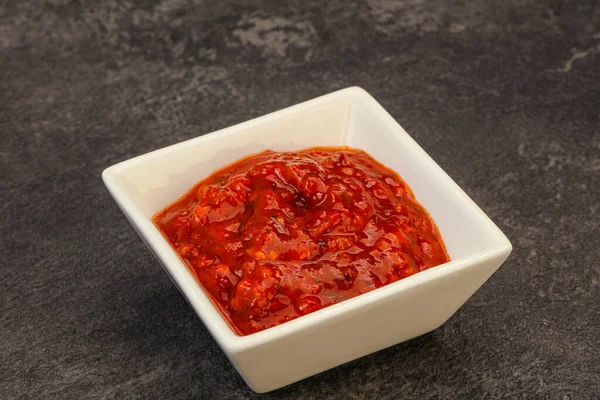 お椀の中のトマト辛いソース — ストック写真
