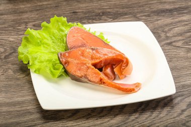 İki pembe somon balığı bifteği. Salata yaprağı.