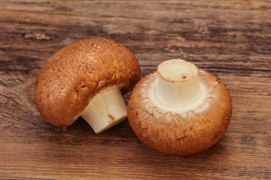 Arka planda Lezzetli Çiğ Kahverengi Şampiyonlar