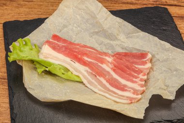 Fırında pişmemiş domuz pastırması.