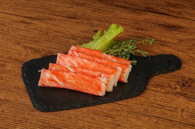 Yengeç çubukları güvertede salata yaprağı servis etti