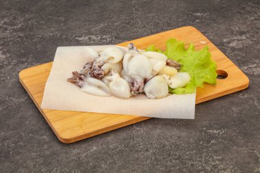 Çiğ deniz ürünleri, güvertede pişirmek için mürekkep balığı.